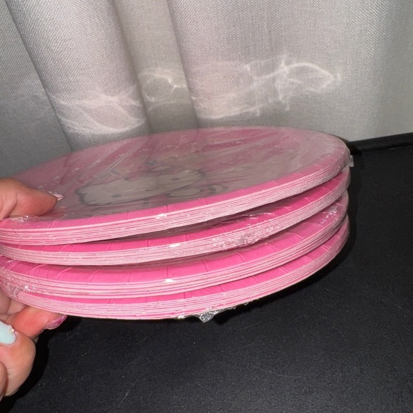 Hello Kitty Plates - Picture 4 of 5